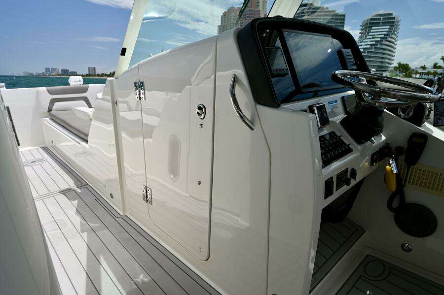 32ft World Cat Yacht For Sale