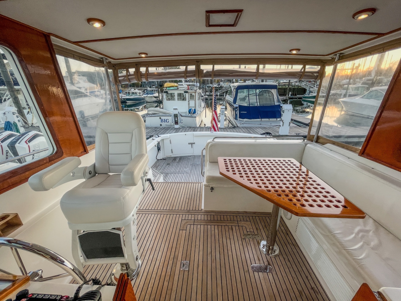 2001 Grand Banks Eastbay 38HX helmdeck salon
