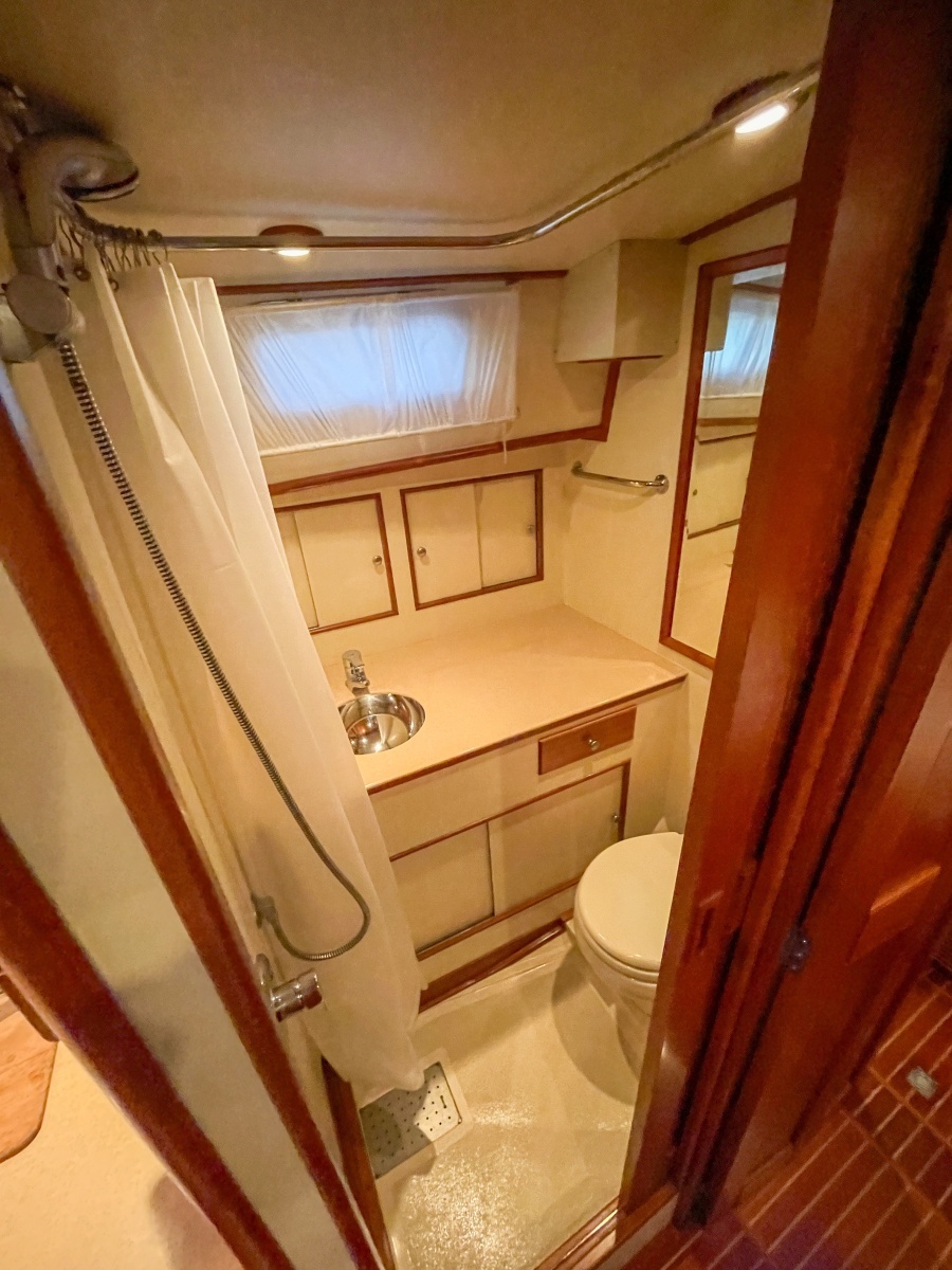 2001 Grand Banks Eastbay 38HX head