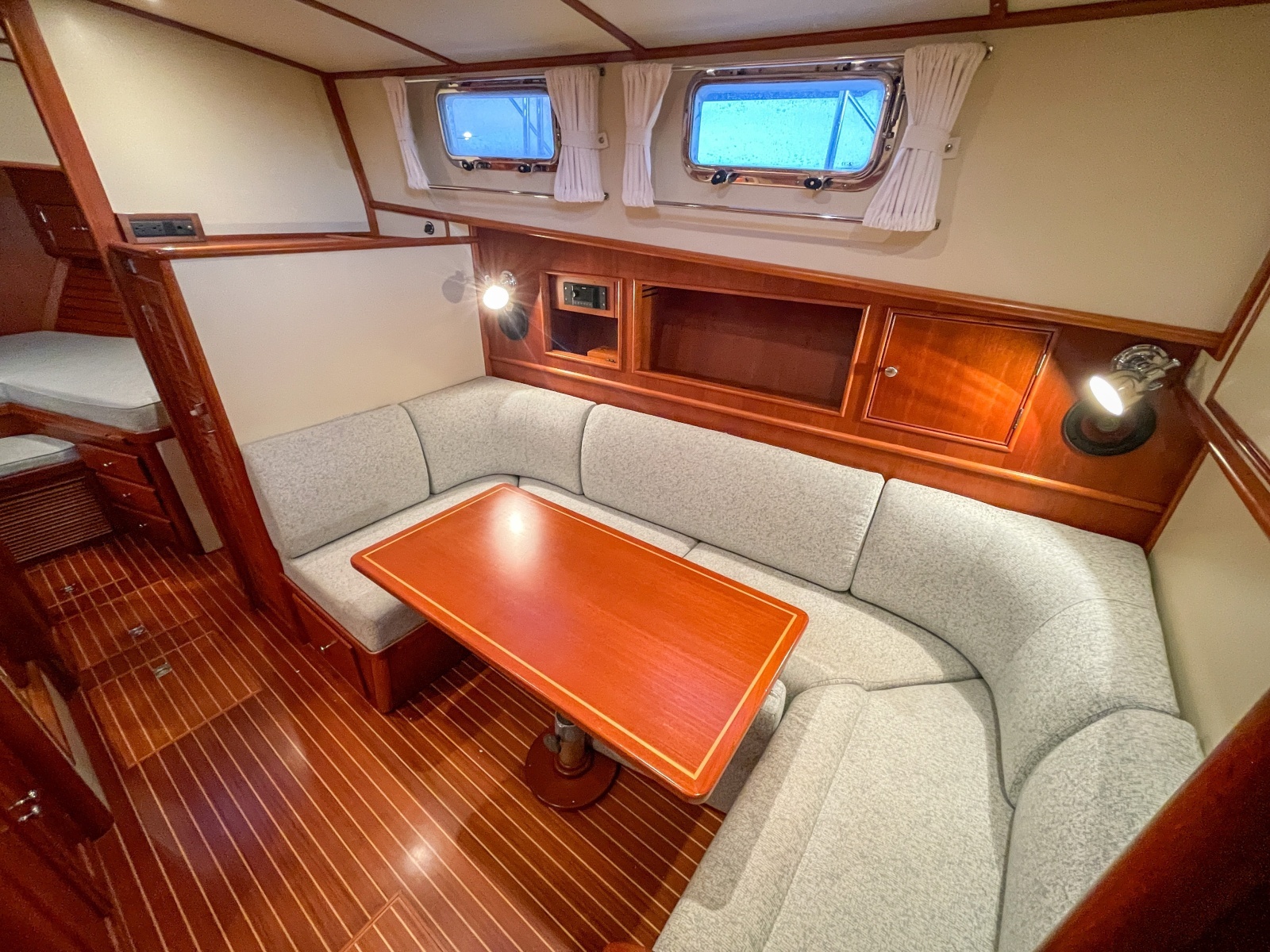 2001 Grand Banks Eastbay 38HX salon seating