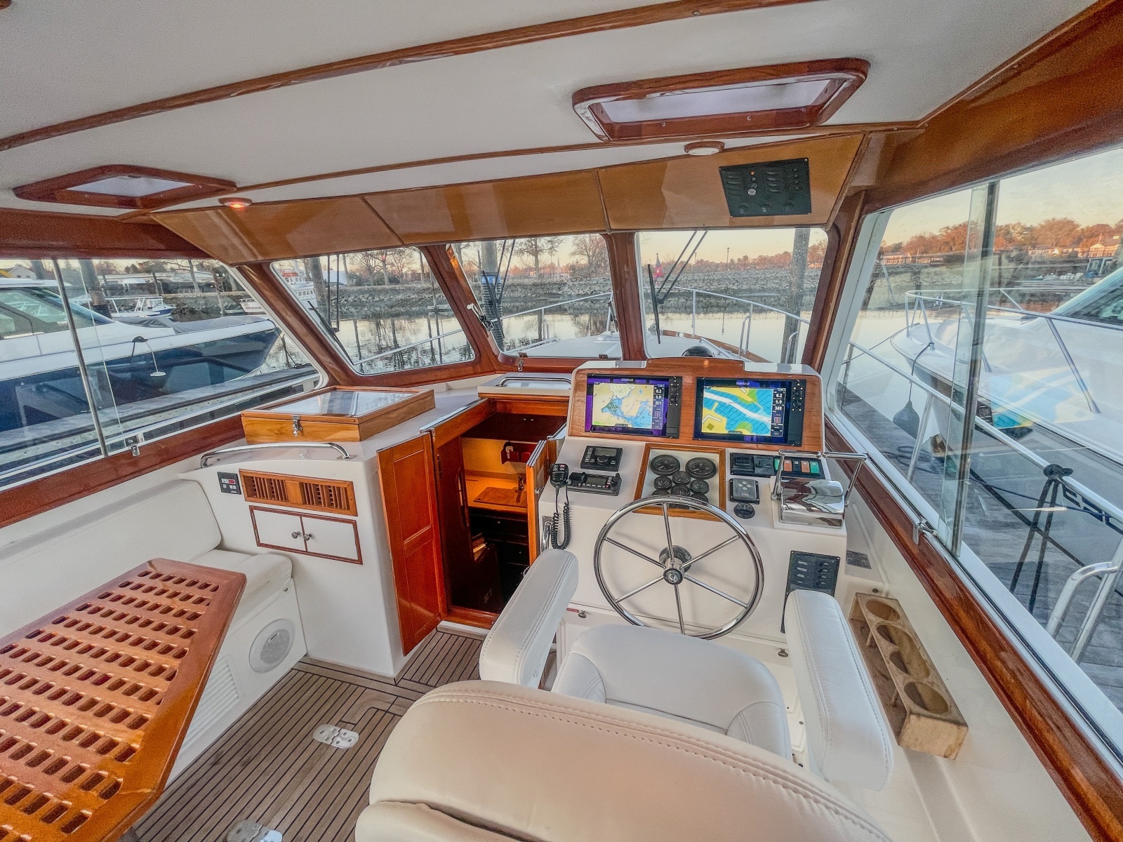 2001 Grand Banks Eastbay 38HX  staboard helmdeck salon