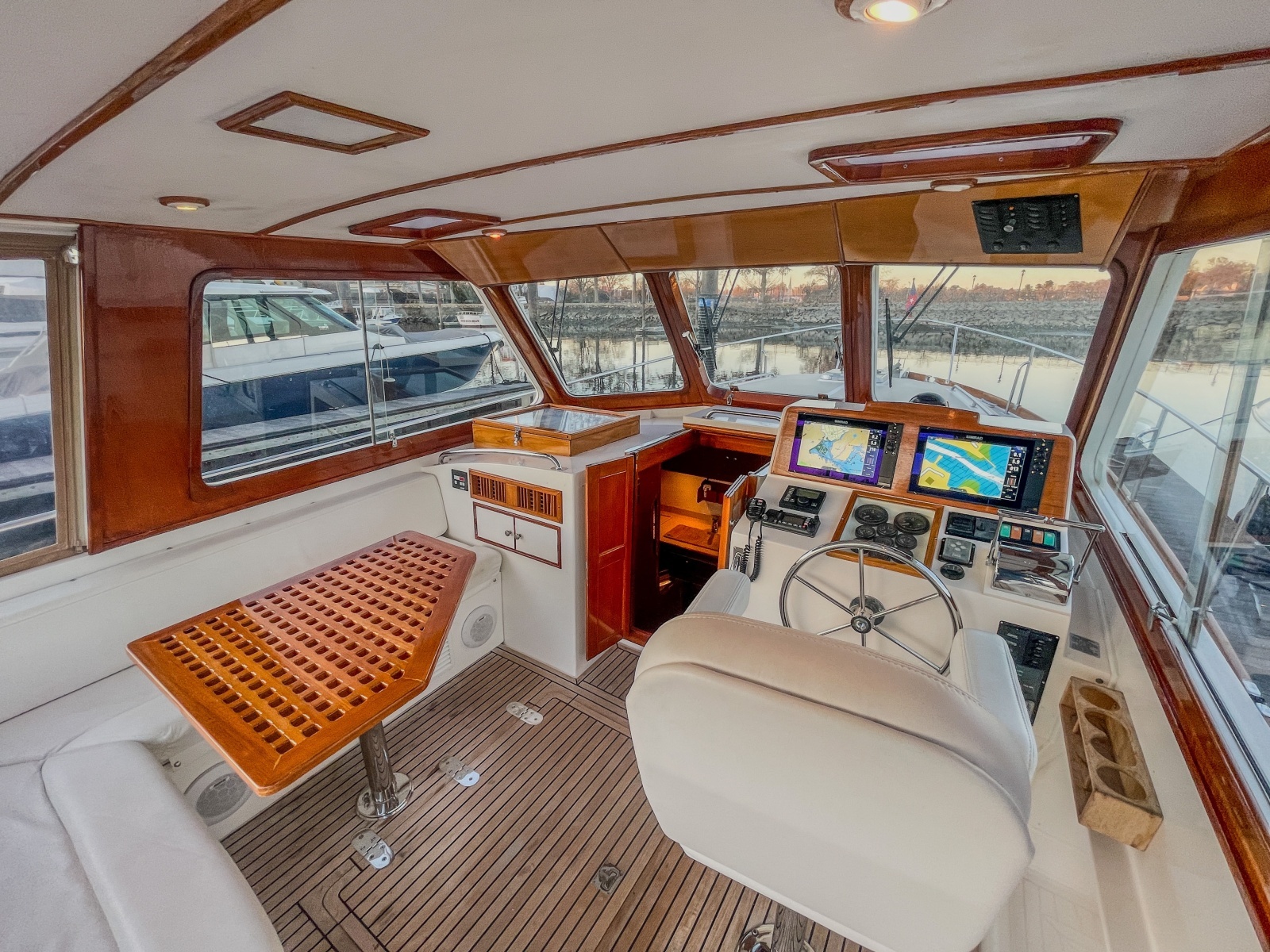 2001 Grand Banks Eastbay 38HX starboard helmdeck salon