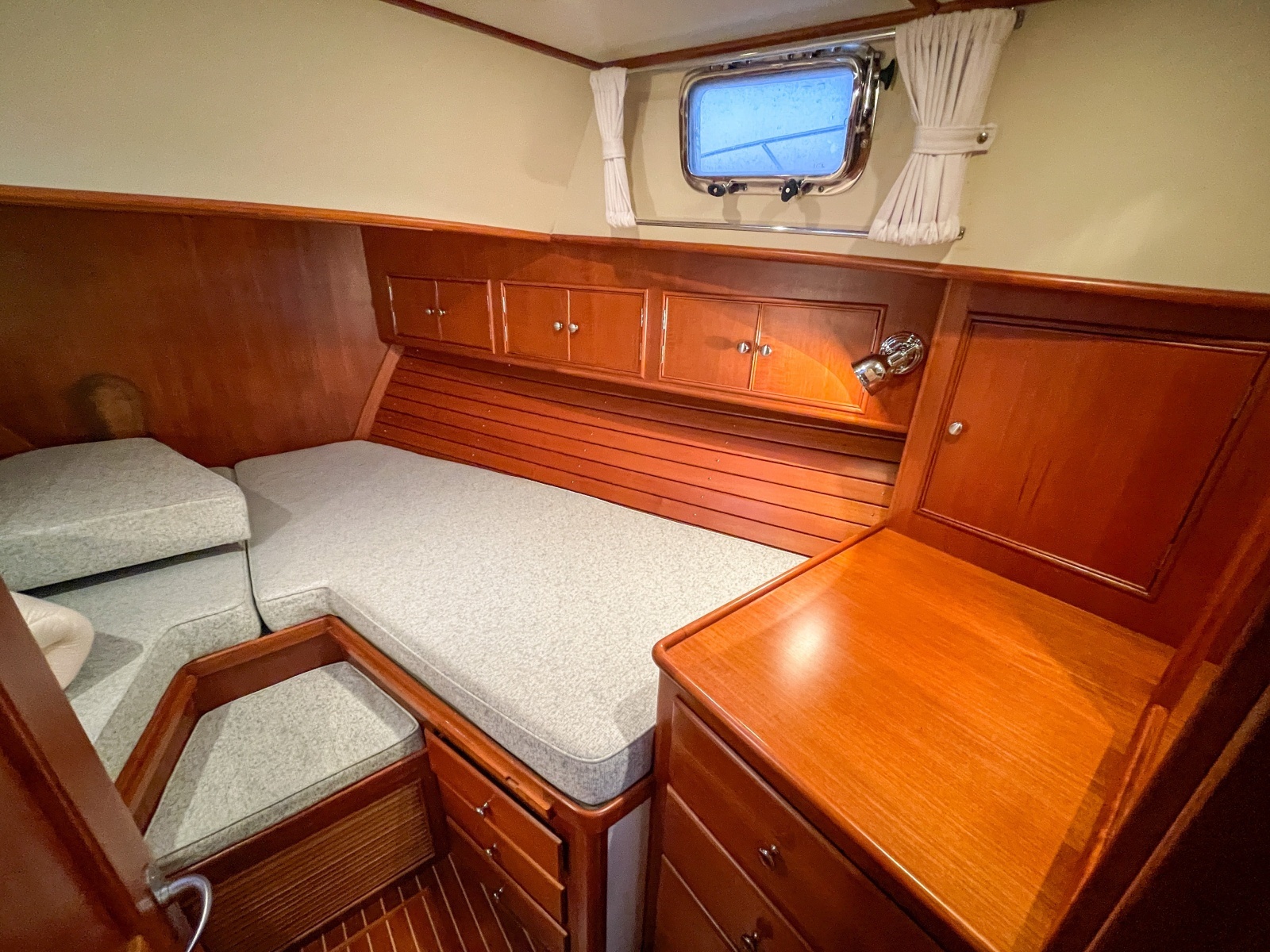 2001 Grand Banks Eastbay 38HX V-Berth