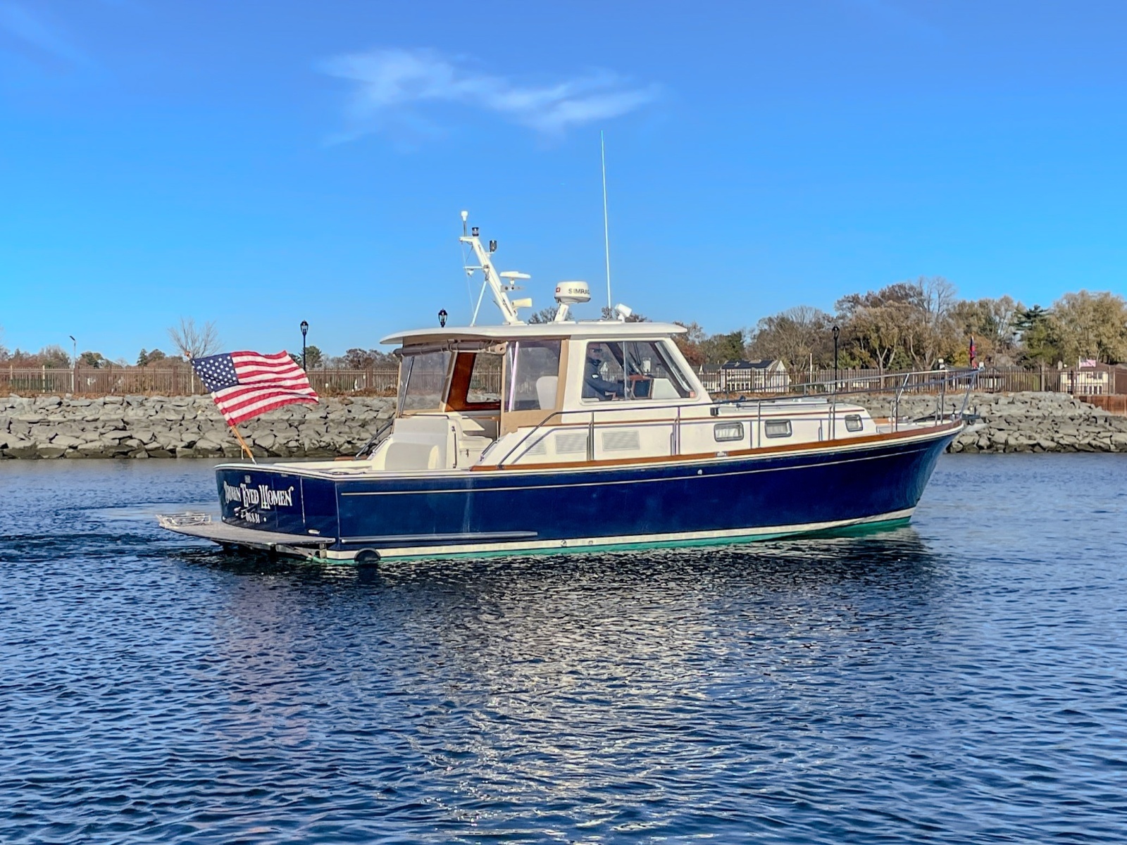 2001 Grand Banks Eastbay 38HX starboard beam