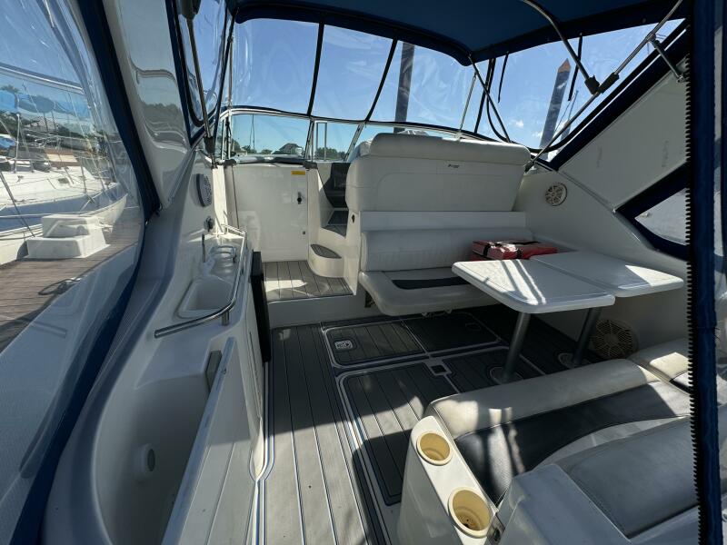 2005 Cruisers Yachts 320