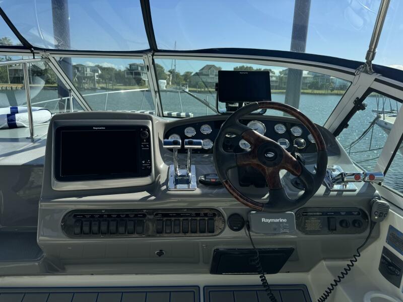 2005 Cruisers Yachts 320
