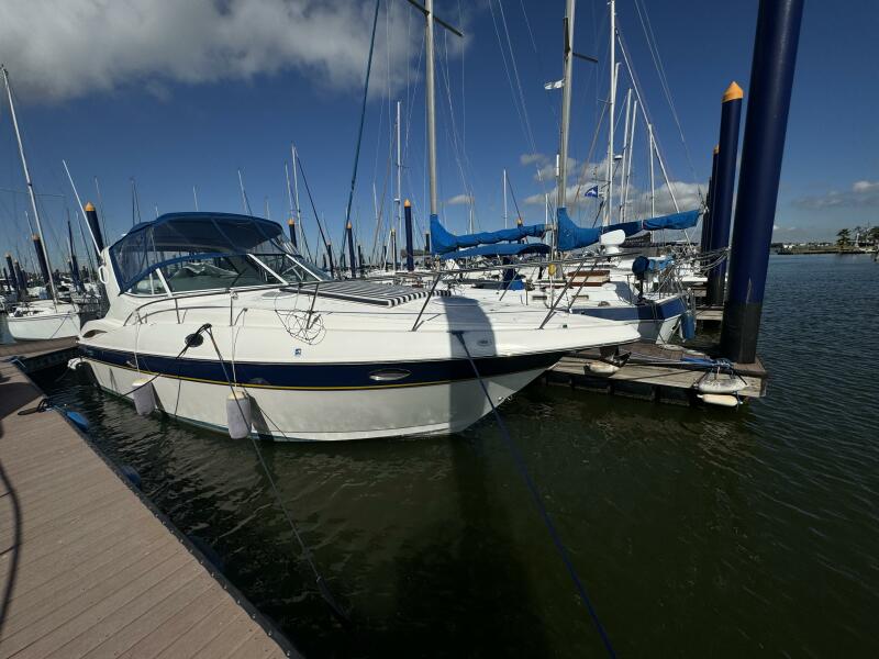 2005 Cruisers Yachts 320