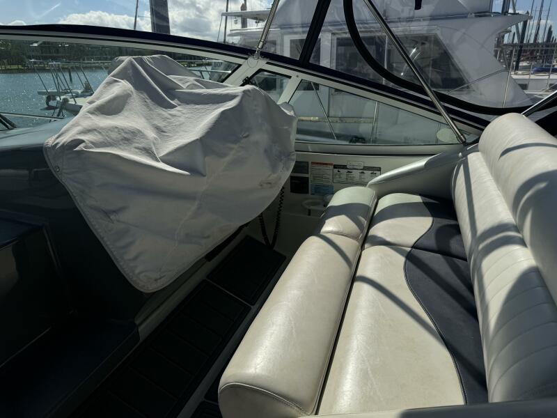 2005 Cruisers Yachts 320