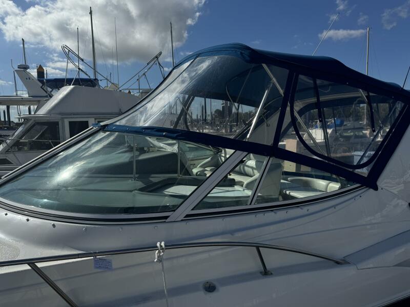 2005 Cruisers Yachts 320
