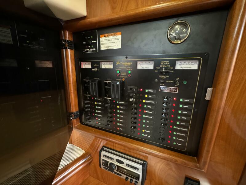 2005 Cruisers Yachts 320