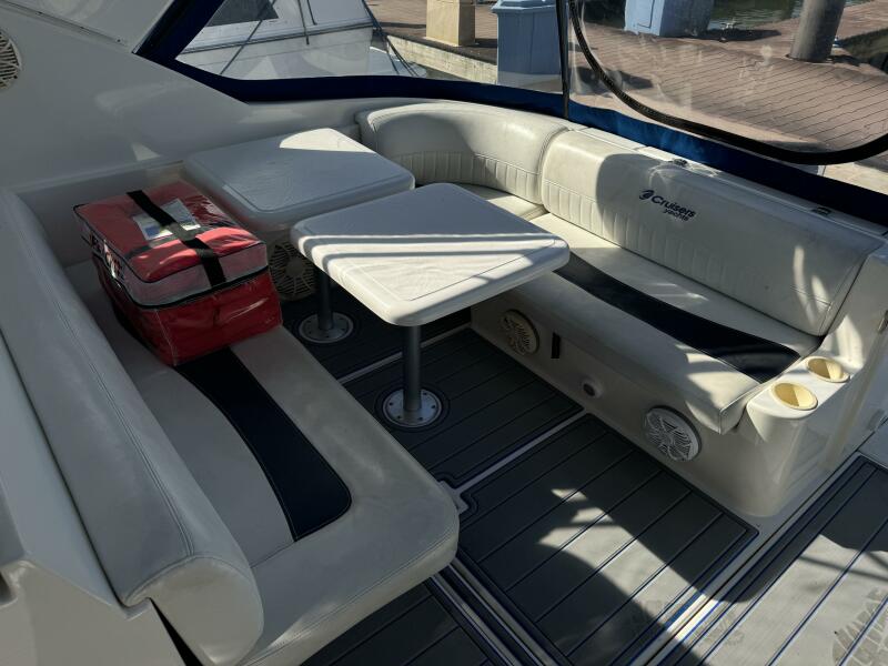 2005 Cruisers Yachts 320