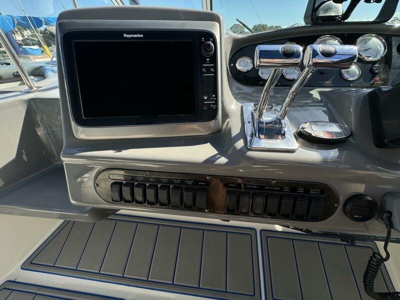 2005 Cruisers Yachts 320