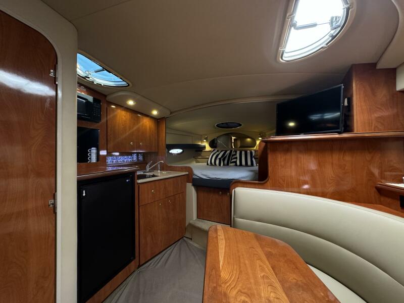 2005 Cruisers Yachts 320