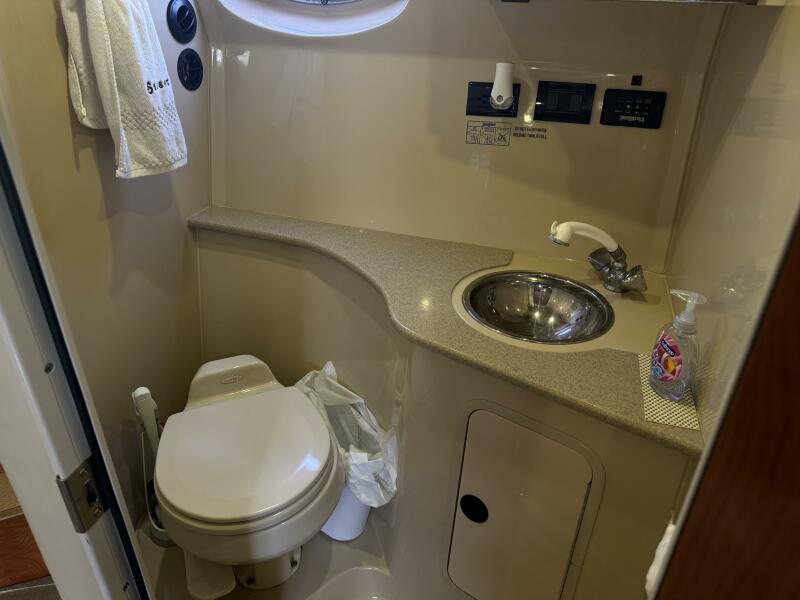 2005 Cruisers Yachts 320