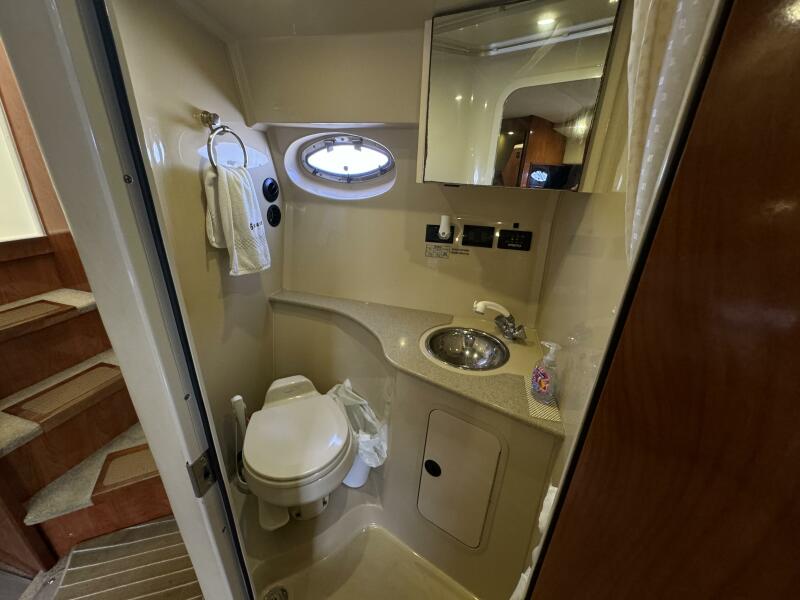 2005 Cruisers Yachts 320