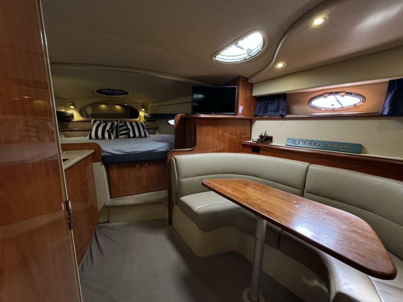 2005 Cruisers Yachts 320