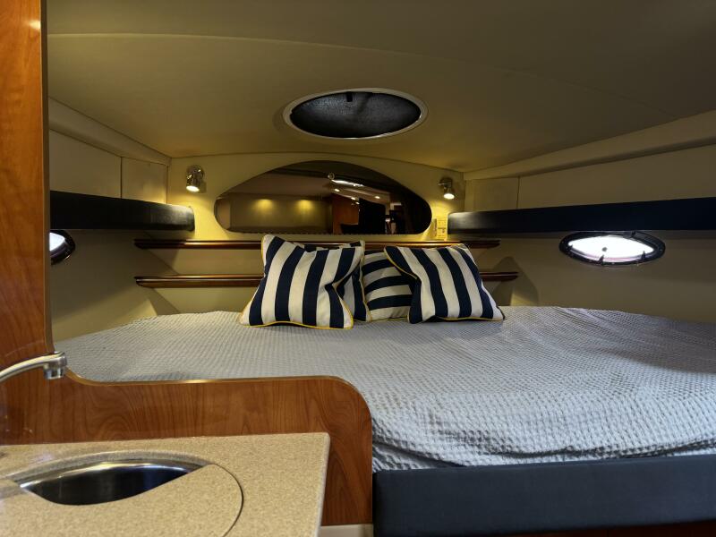 2005 Cruisers Yachts 320