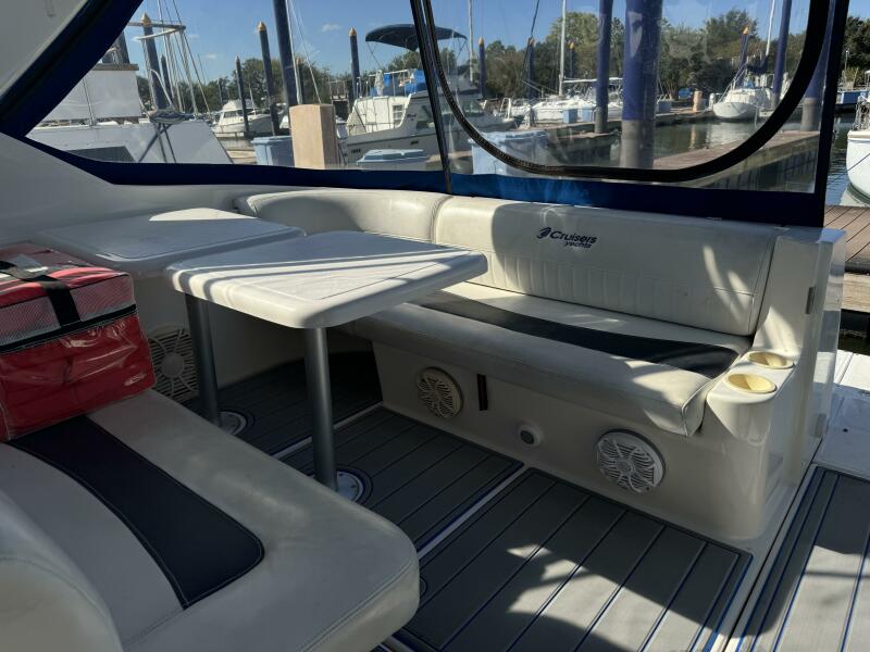2005 Cruisers Yachts 320