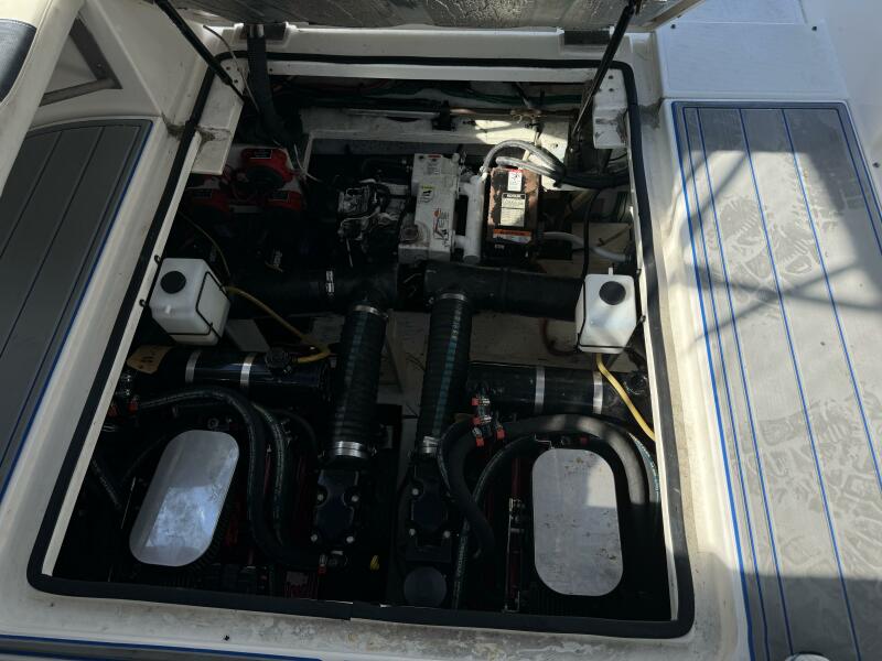 2005 Cruisers Yachts 320