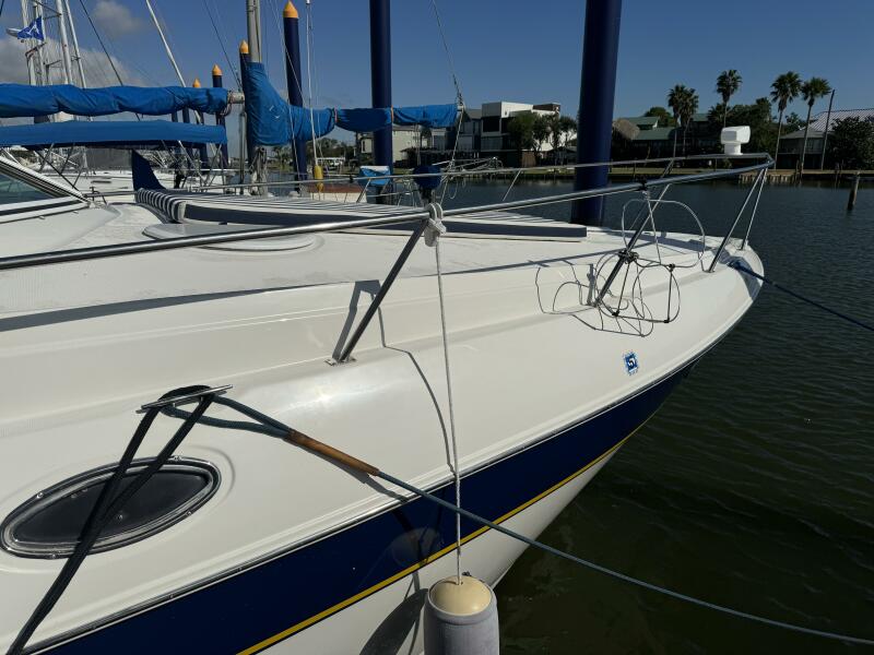 2005 Cruisers Yachts 320