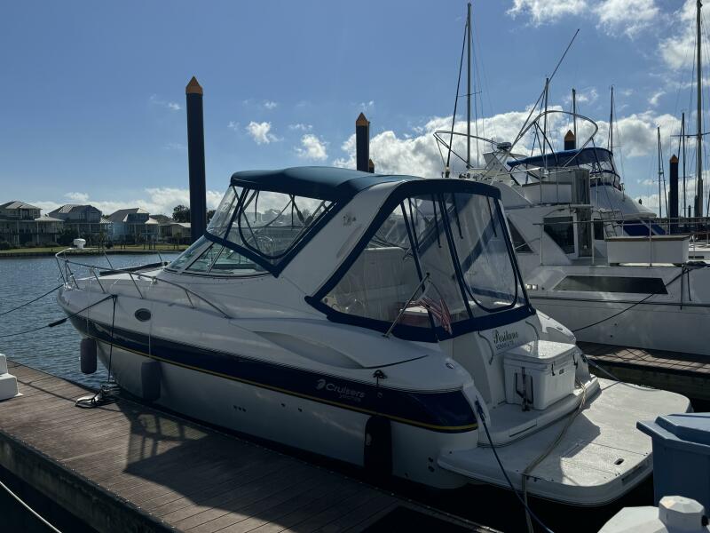 2005 Cruisers Yachts 320