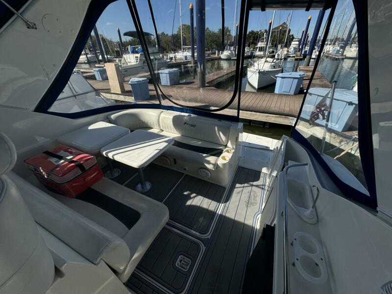 2005 Cruisers Yachts 320