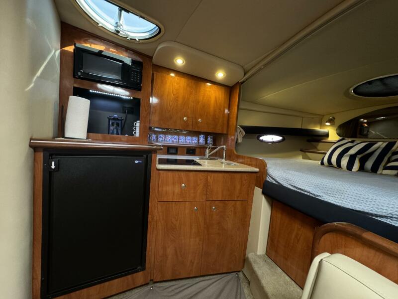 2005 Cruisers Yachts 320