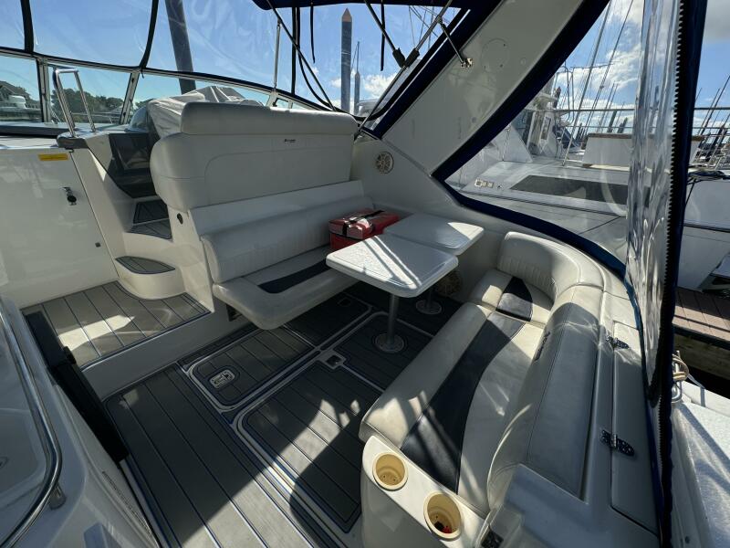 2005 Cruisers Yachts 320