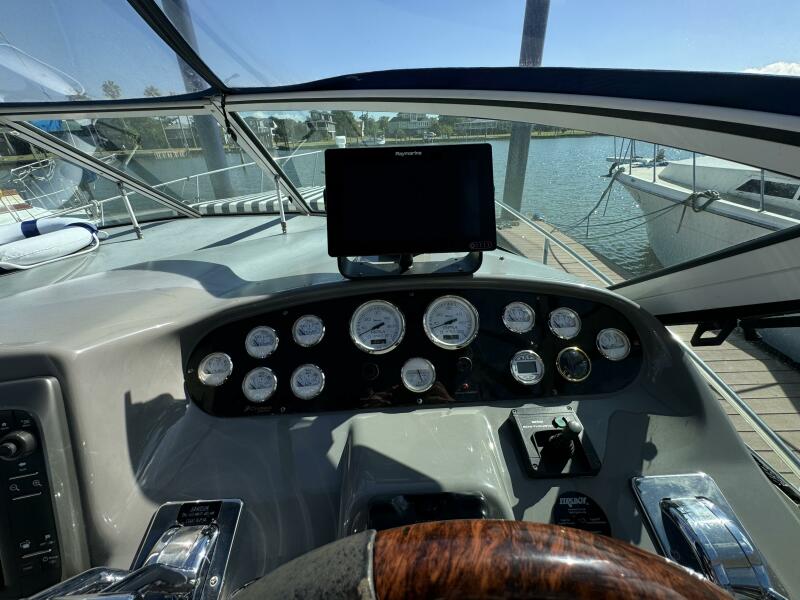 2005 Cruisers Yachts 320