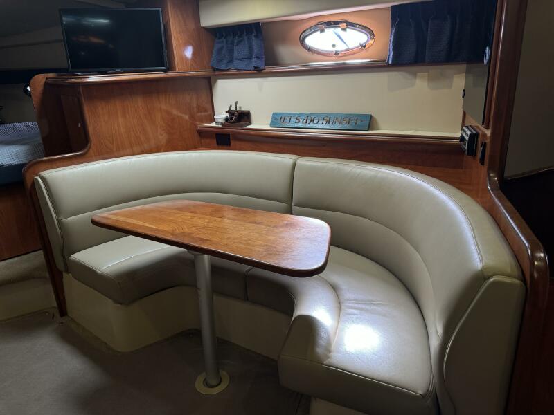 2005 Cruisers Yachts 320