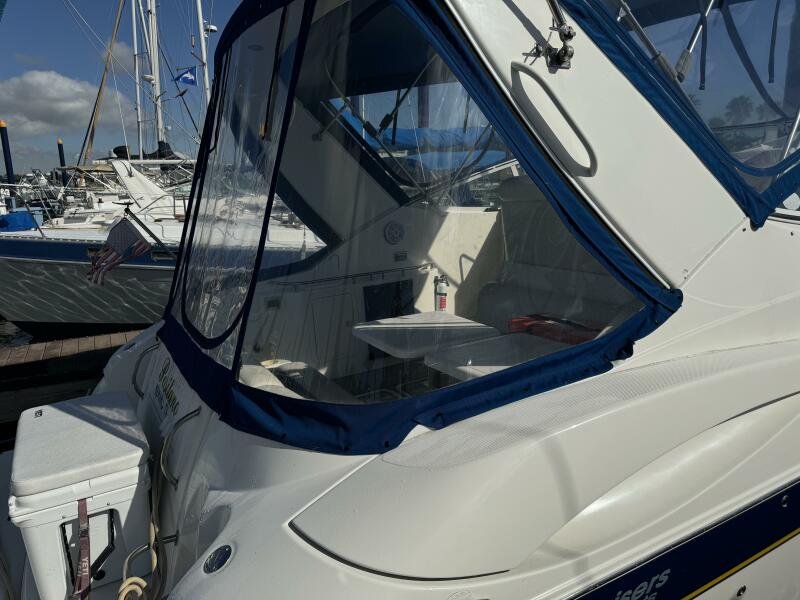 2005 Cruisers Yachts 320