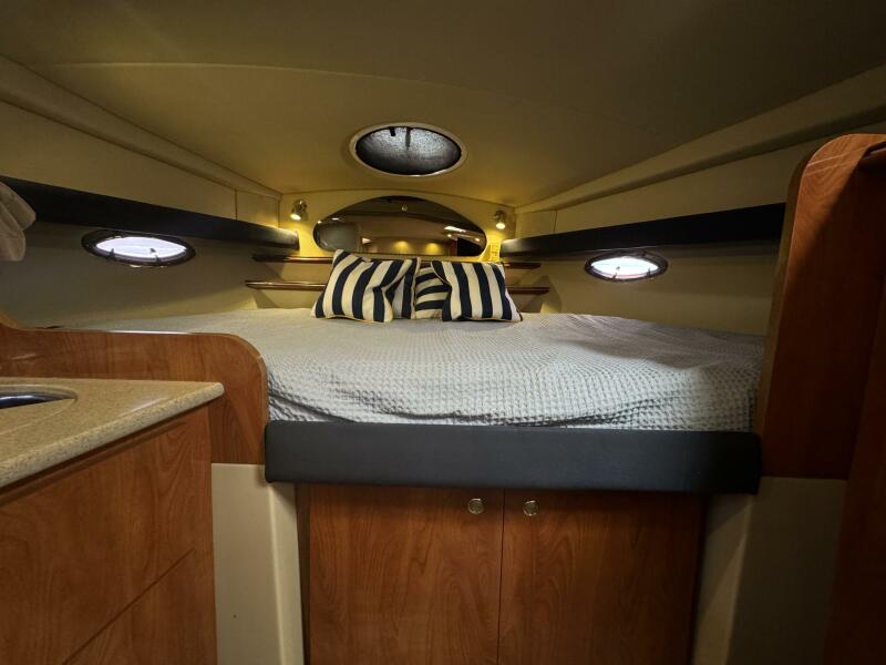 2005 Cruisers Yachts 320