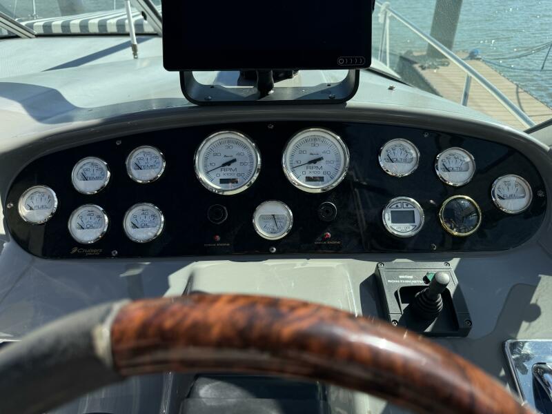 2005 Cruisers Yachts 320