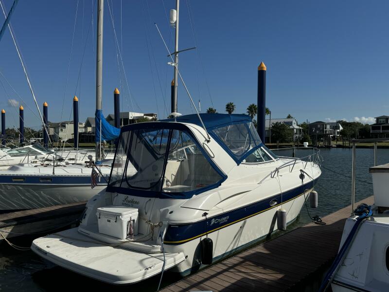 2005 Cruisers Yachts 320
