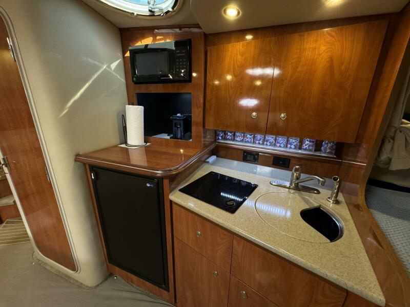 2005 Cruisers Yachts 320