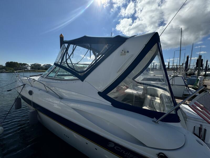 2005 Cruisers Yachts 320