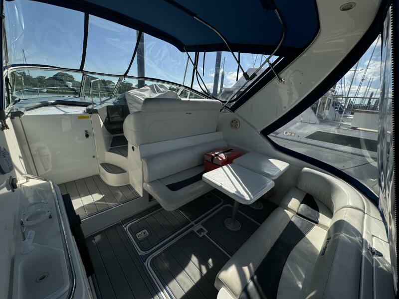 2005 Cruisers Yachts 320