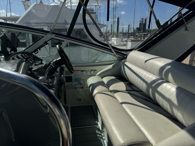 2005 Cruisers Yachts 320
