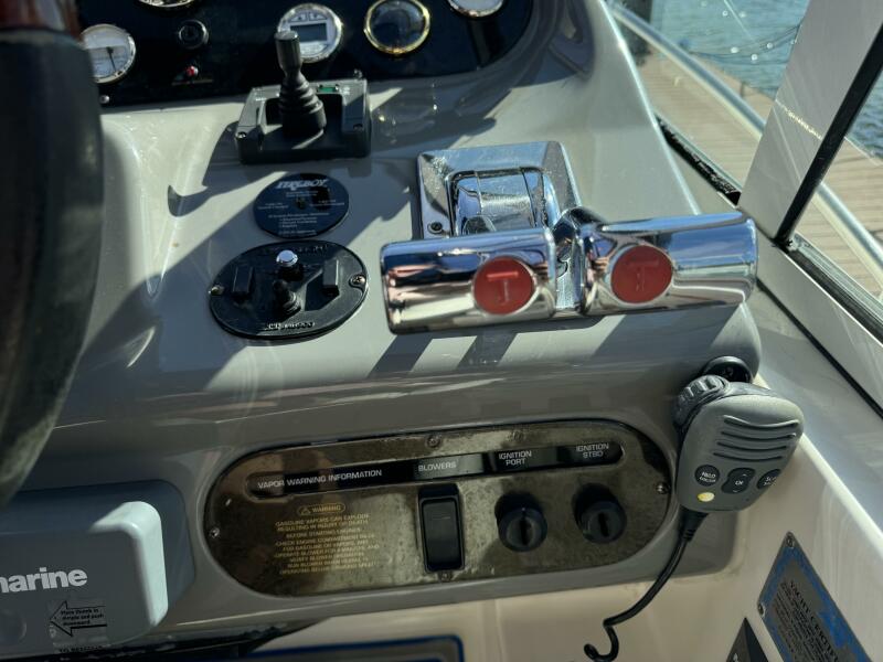 2005 Cruisers Yachts 320