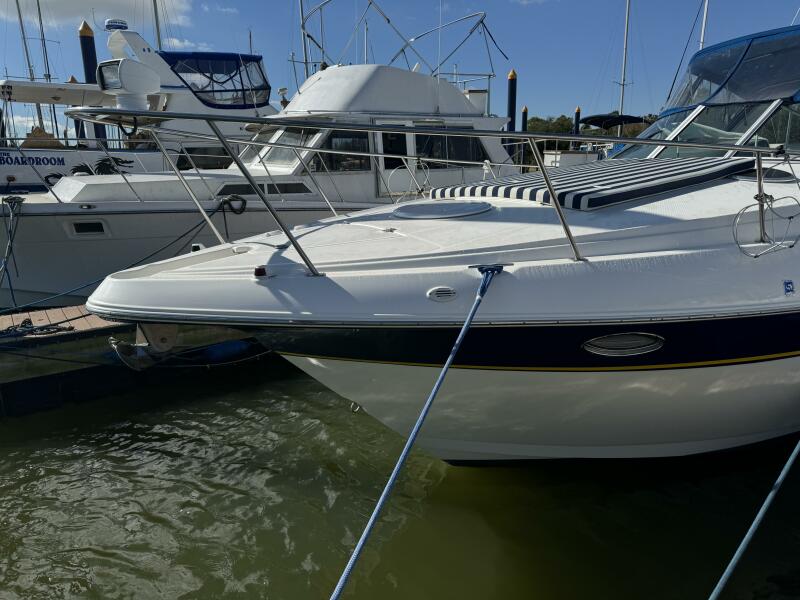 2005 Cruisers Yachts 320