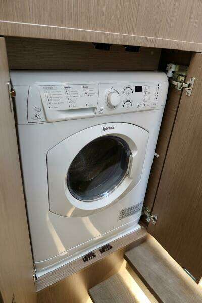 58ft Absolute Yacht For Sale