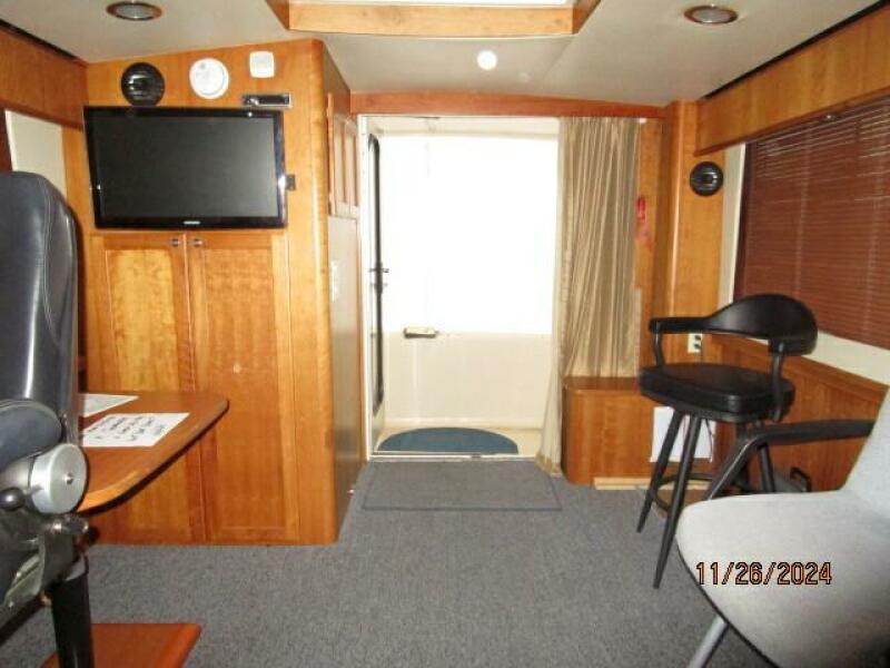 34' Mainship salon aft