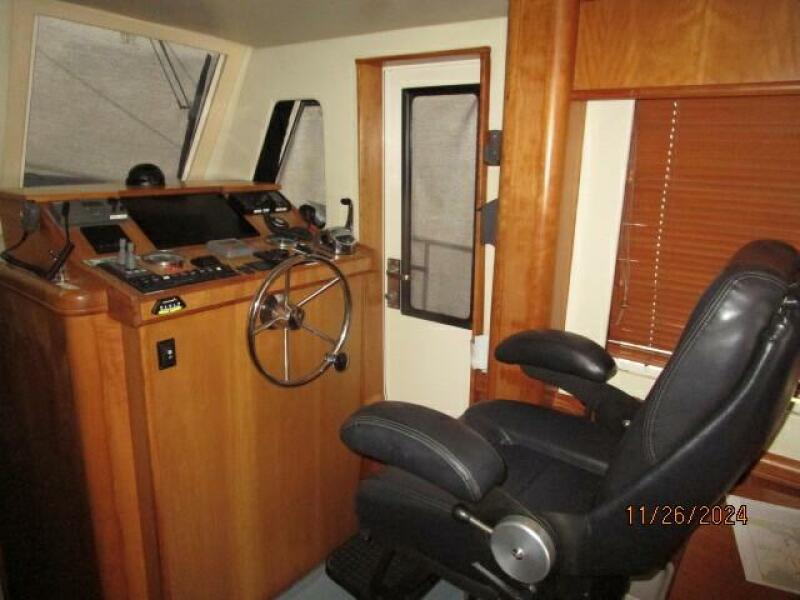 34' Mainship helm1