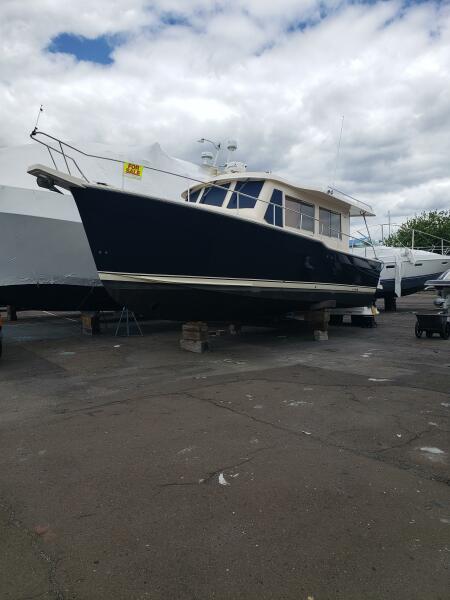 34' Mainship hauled out1