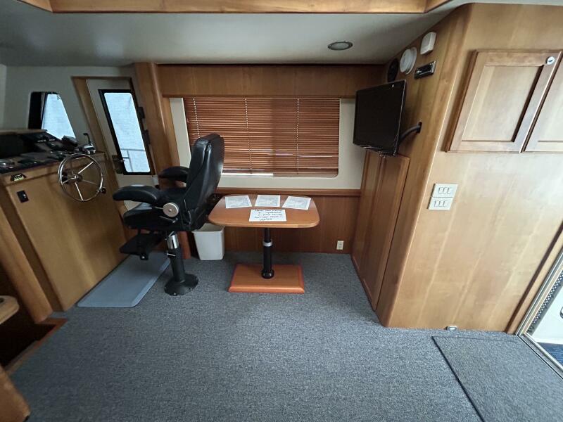 34' Mainship salon starboard