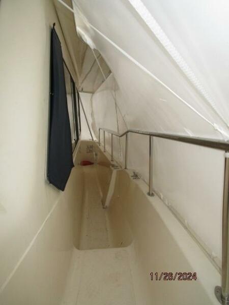 34' Mainship port side deck2