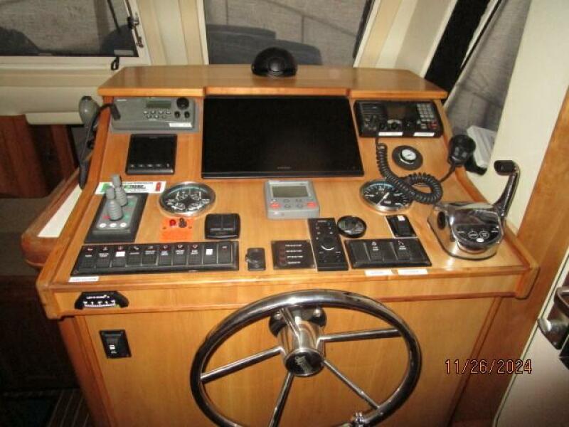 34' Mainship helm2