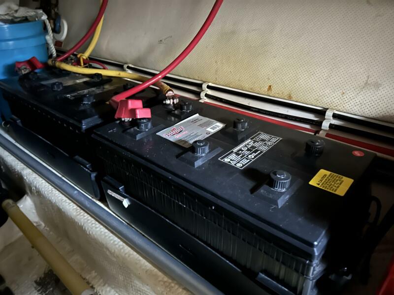 34' Mainship battery bank2