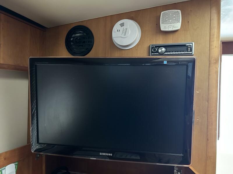 34' Mainship salon TV