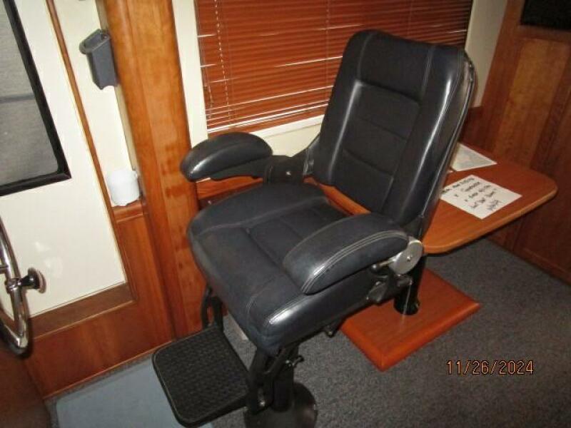 34' Mainship helmseat